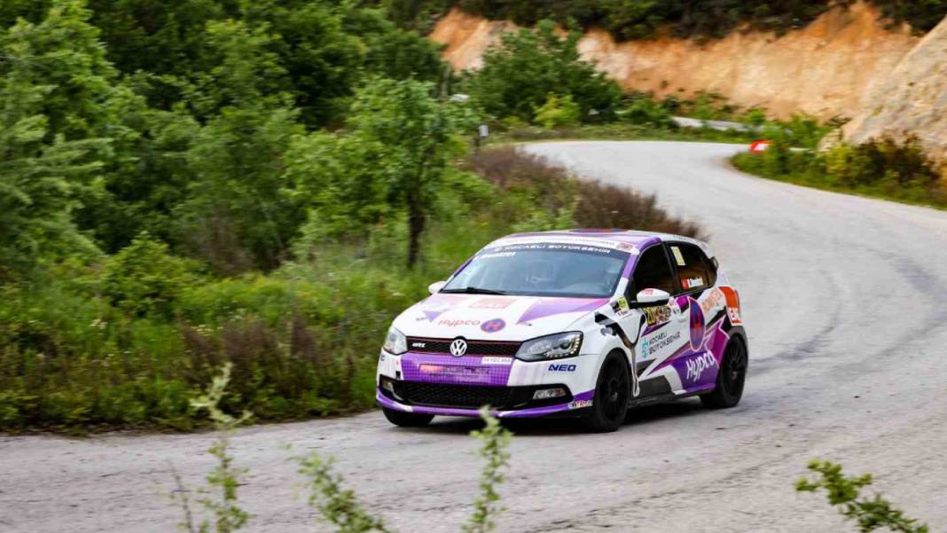 Bir eli direksiyonda, diğer eli gaz ve frende: Kübra rüzgarla yarışıyor! 6